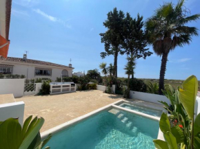 Chalet en primera línea de una planta con piscina privada y acceso directo a la playa